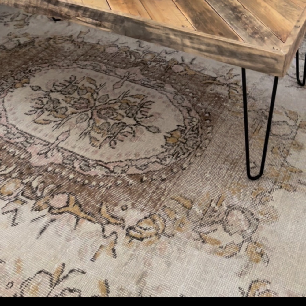 Vintag woven rug 6 X 9.2 , beautiful condition 4 months old